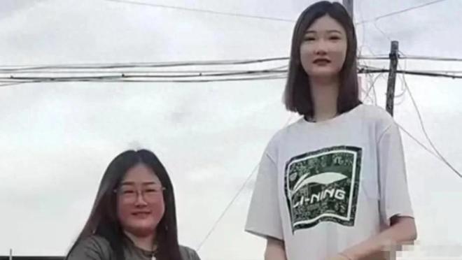 美如花妈妈却嫌弃：比门还高咋找对象尊龙凯时网20岁女孩身高226米貌(图1)