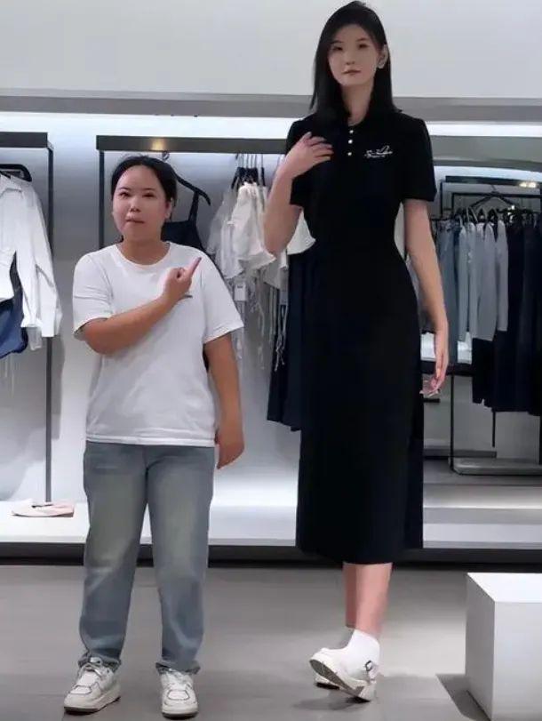 美如花妈妈却嫌弃：比门还高咋找对象尊龙凯时网20岁女孩身高226米貌(图9)