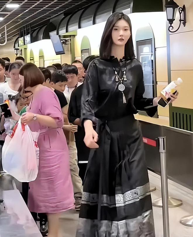 美如花妈妈却嫌弃：比门还高咋找对象尊龙凯时网20岁女孩身高226米貌(图14)